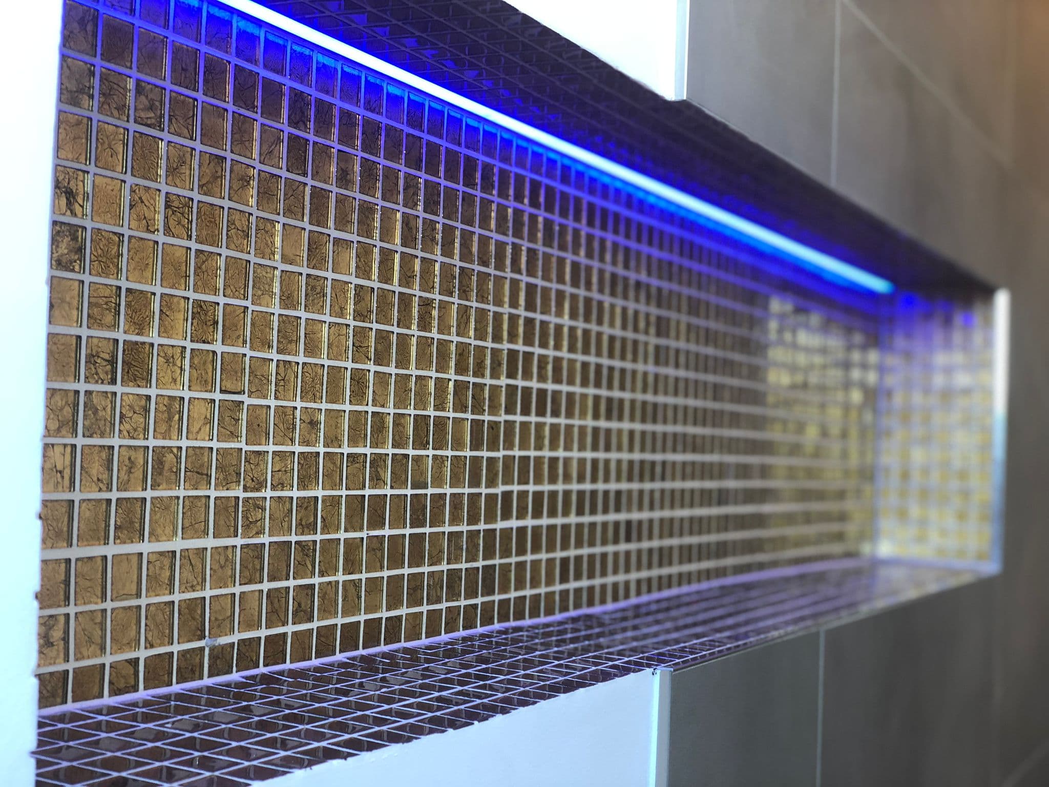 Moderne Küchenbeleuchtung und Elektroanschlüsse